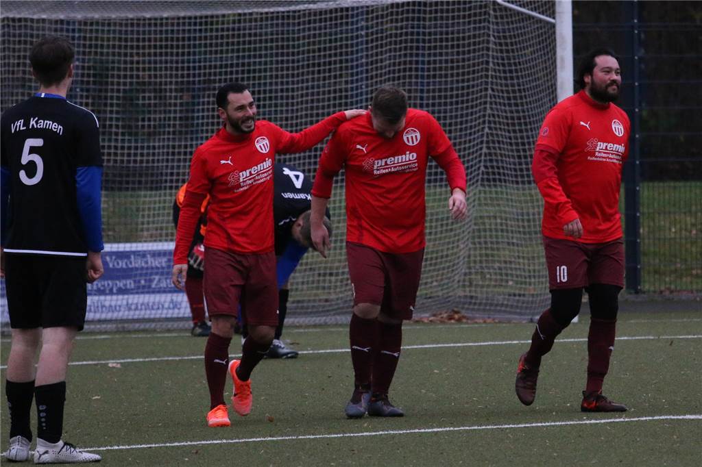 Rettungswagen am Jahnstadion: Dezimierte VfL-Reserve verliert harten Kampf Pascal Kupfer (Mitte) markierte das 5:0 für den FC TuRa Bergkamen und nahm die Gratulation von Deniz Akyol und Volkan Gül (re.) entgegen.