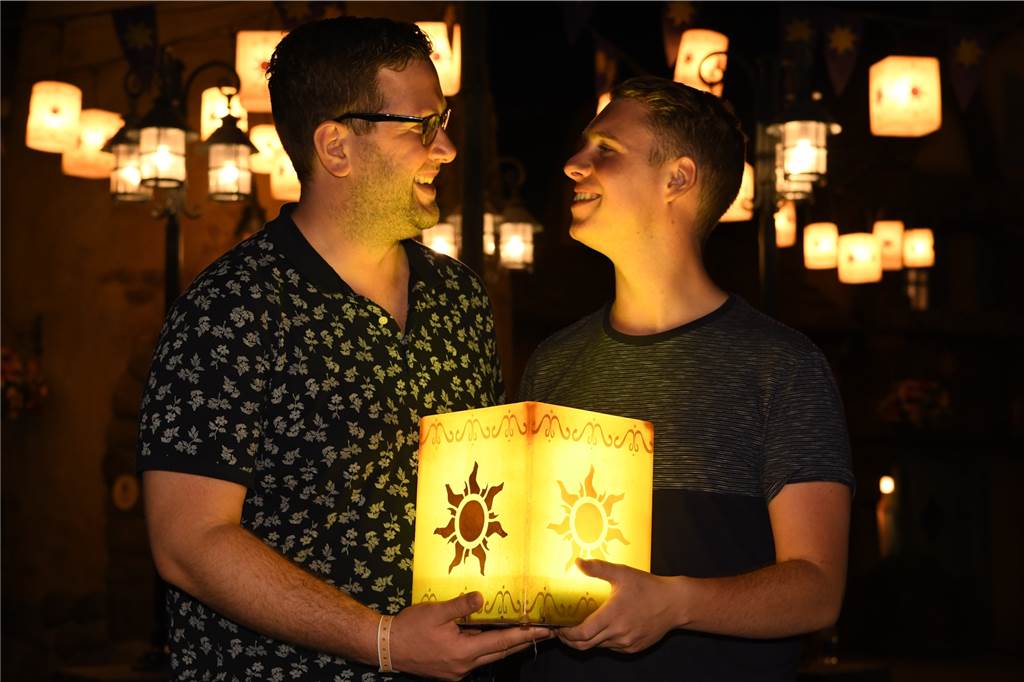 Das Traumpaar 2021 steht fest – erstmals haben zwei Männer gewonnen Pascal (l.) stellte Dyllian den Antrag im Walt Disney World Resort in Orlando, Florida.