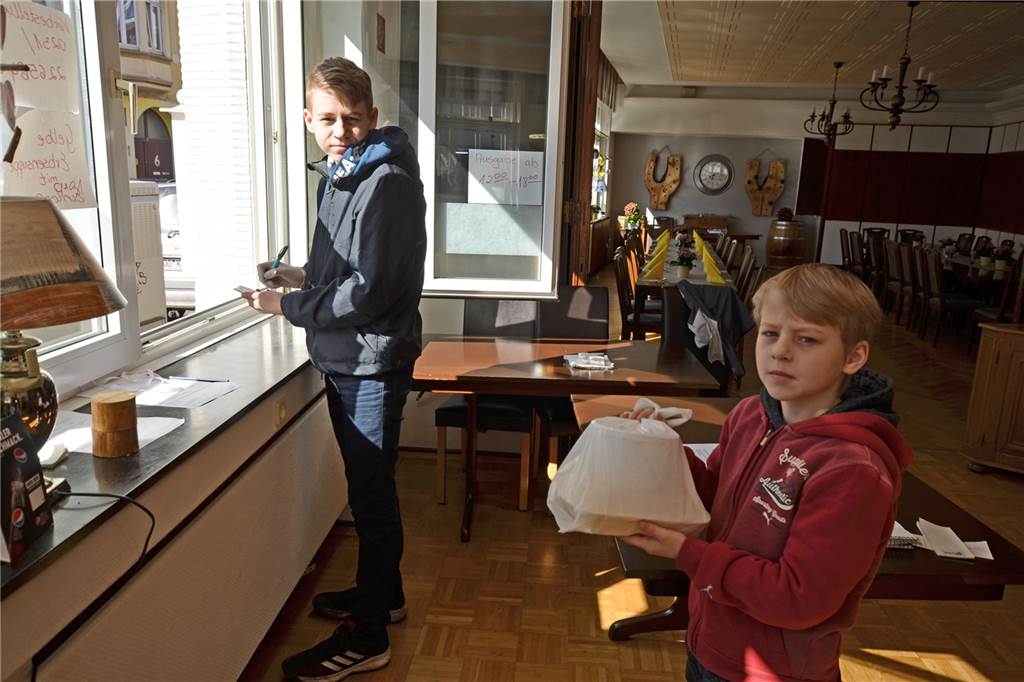 „ASpeiselokal im Burghof“: Inhaberin stemmt sich mit Mut und Leidenschaft gegen die Corona-Krise Pascal (l.) und Joel helfen beim Außer-Haus-Verkauf mit: Abwechslung zwischen dem Lernen im heimischen „Klassenzimmer“.