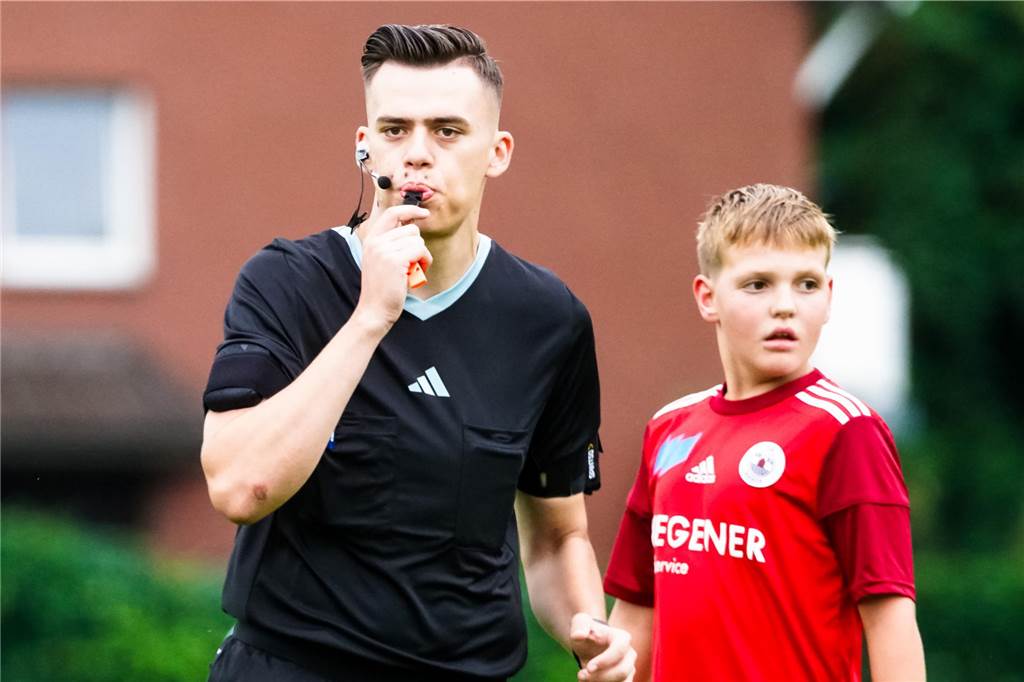 Benefizspiel mit Schiri „Qualle“: „Der macht mehr Scherze und ist lockerer“ Pascal Martin hat es in kürzester Zeit zu einer enormen Bekanntheit gebracht. Die Arbeit an der Pfeife ist für den 21. Jährigen eine Passion.