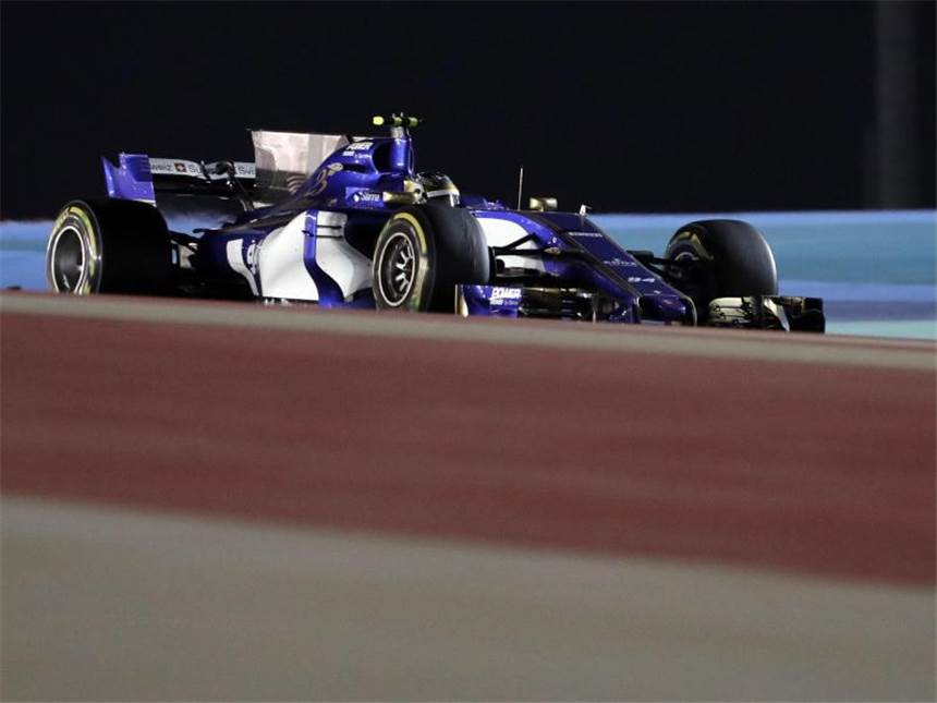 Vettel-Freude nach dem Bahrain-Feuerwerk Pascal Wehrlein fuhr in seinem Comeback-Rennen auf Rang elf. Foto: Luca Bruno
