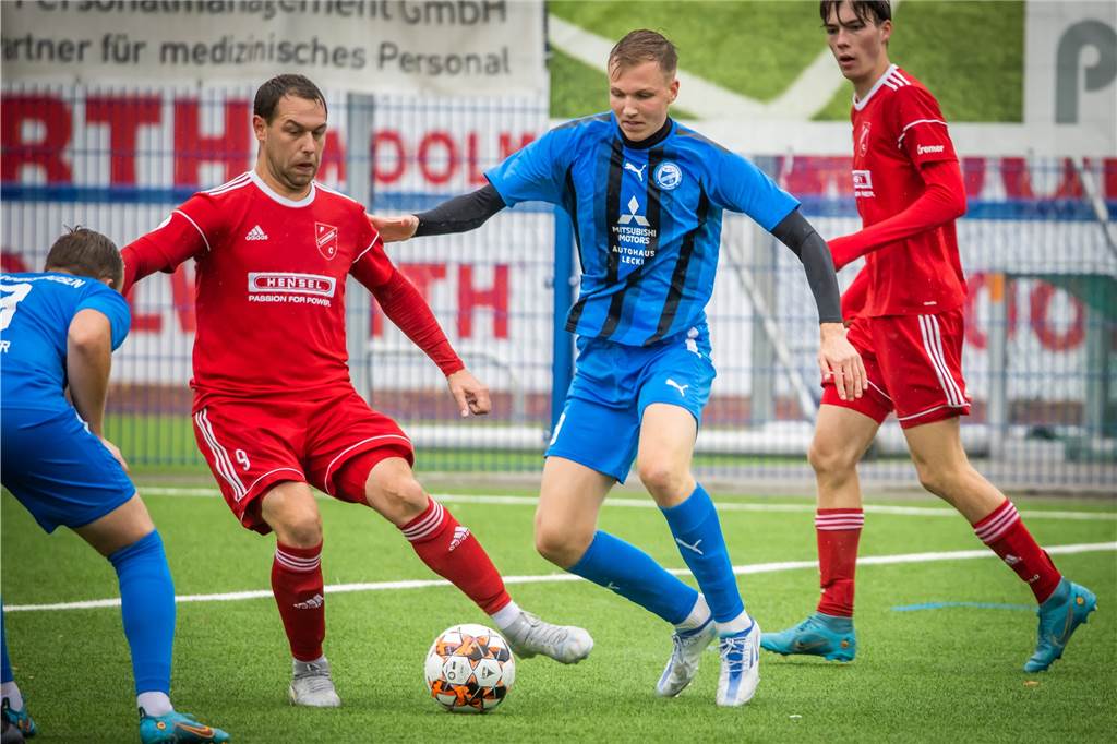 Pascal Wieczorek (M.) traf gegen Westfalia Herne doppelt