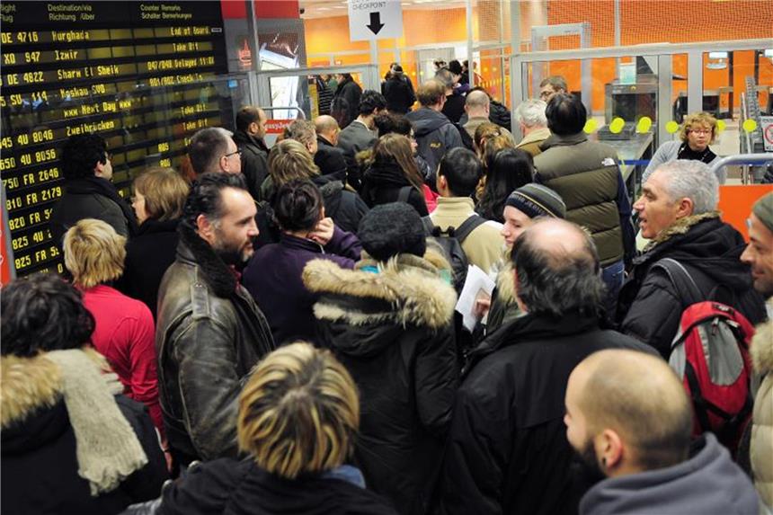 Rekord: Weltweit mehr als 4 Milliarden Flugreisende Passagiere auf dem Flughafen Berlin-Schönefeld: Weltweit beförderten die Airlines im vergangenen Jahr 4,1 Milliarden Menschen. Foto: Hannibal Hanschke