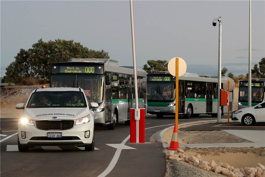 Lüner zurück von der MS Artania: Aus der Traumreise wurde ein Albtraum Passagiere des deutschen Kreuzfahrtschiffes «MS Artania» werden mit Bussen des öffentlichen Transportsystems „TransPerth" zum Flughafen Perth International gefahren, von wo aus sie ein Charterflug der Condor Airlines zurück nach Deutschland bringen soll.
