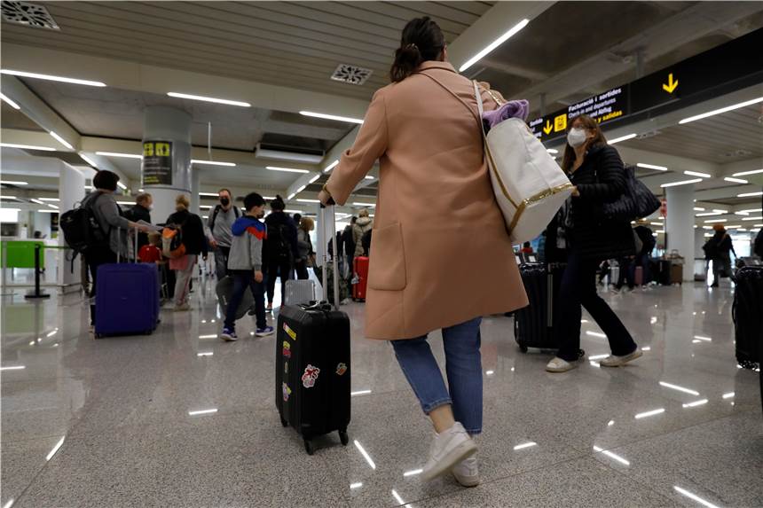 Testpflicht vor Einreise: Müssen sich Urlauber selbst um den Corona-Test kümmern? Passagiere kommen auf dem Flughafen Palma de Mallorca an.