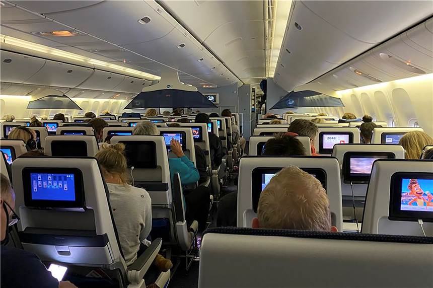 Niederlande: 13 Omikron-Infektionen bei Reisenden aus Südafrika Passagiere sitzen an Bord des KLM-Flugs 598 auf dem Rollfeld des Amsterdamer Flughafens Schipol, nachdem er am 26. November 2021, aus Kapstadt, Südafrika, gelandet ist. Der Flug wurde vier Stunden lang am Rand der Landebahn des Flughafens Schiphol festgehalten, bis spezielle Tests wegen der neuen Variante durchgeführt werden konnten.