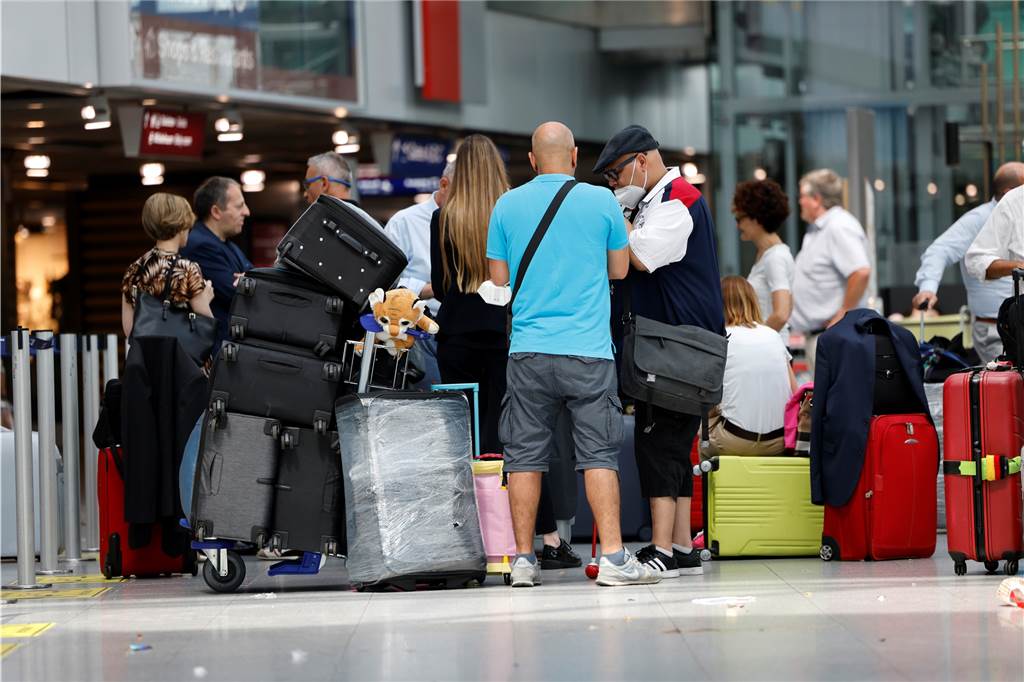 Verbraucherschützer raten: Sofort reagieren, wenn der Flug verpasst wird Passagiere stehen an Check-In Schalter der jeweiligen Airlines am Flughafen Düsseldorf an. Die Verbraucherberatung rät, möglichst frühzeitig am Flughafen zu sein.