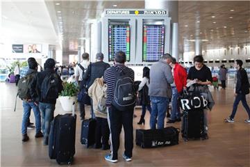 Passagiere warten am Flughafen Ben Gurion in Tel Aviv während eines Streiks. Von dem vierstündigen Ausstand sollen unter anderem Flughäfen und Häfen, Banken und Behörden in ganz Israel betroffen sein. Foto: Ariel Schalit