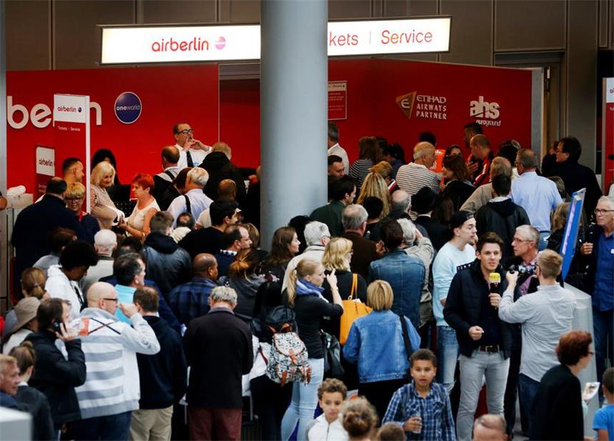 Air-Berlin-Flug gestrichen: Und jetzt? Passagiere warteten am Dienstag in Düsseldorf teilweise vergeblich auf ihren Abflug.
