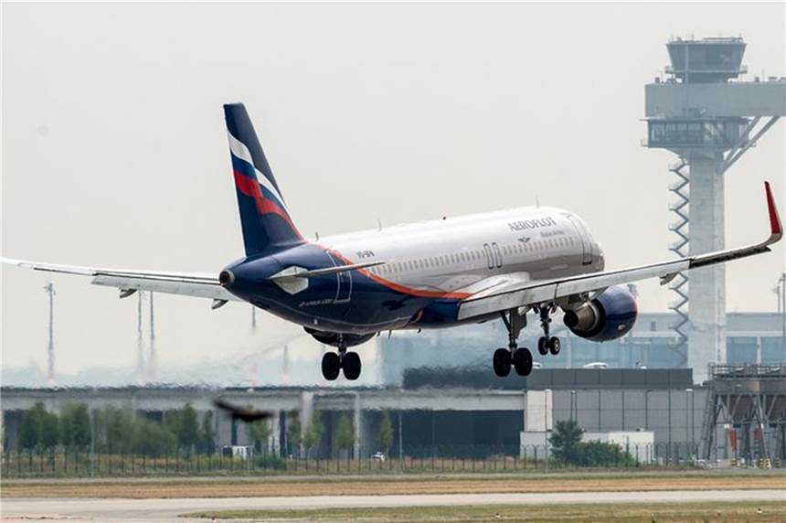 EU kündigt Luftraumsperre für alle russischen Flugzeuge an Passagierflugzeug der Aeroflot landet am BER. Deutschland sperrt ab Sonntagnachmittag den Luftraum für russische Maschinen.