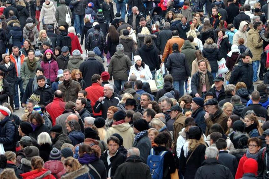 Passanten drängen sich durch die Innenstadt in München. Foto: Frank Leonhardt