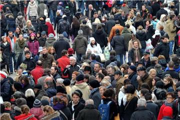 Passanten drängen sich durch die Innenstadt in München. Foto: Frank Leonhardt
