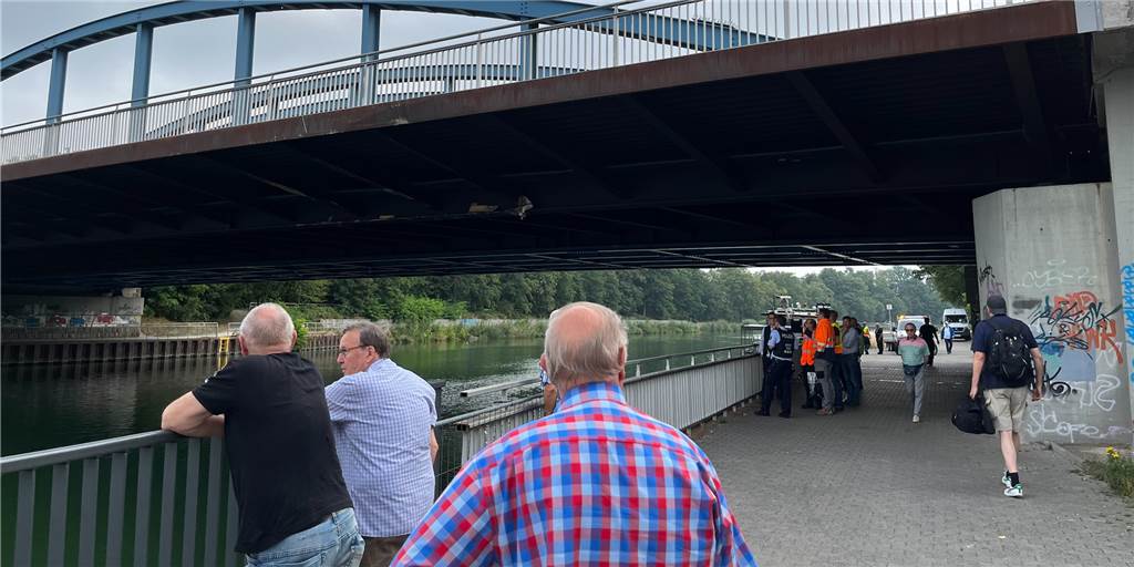 Schiffsunfall in Dorsten: Mitarbeiter attackiert Journalisten Passanten, Experten und Polizisten begutachten am Tag nach dem Schiffsunfall die Kanal-Brücke neben den Mercaden.