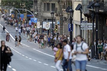 Passanten gehen in Barcelona (Spanien) über eine Hauptstraße. Auf der nahegelegenen Flaniermeile Las Ramblas ist ein Lieferwagen in eine Menschenmenge gerast. 