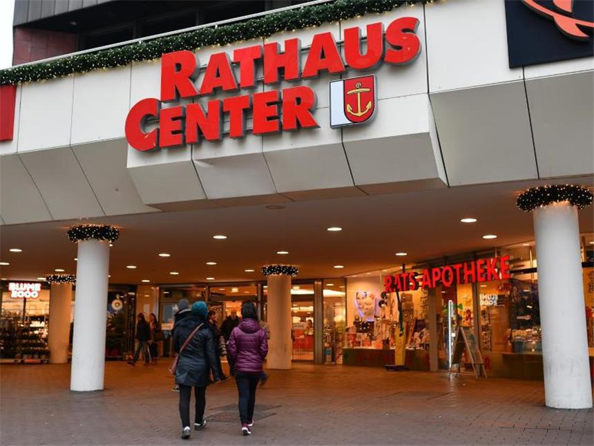 Ludwigshafener Bombenfund lässt Fragen offen Passanten gehen in das Rathaus-Center von Ludwigshafen. Hier soll ein Junge einen Anschlag geplant haben. Foto: Uwe Anspach