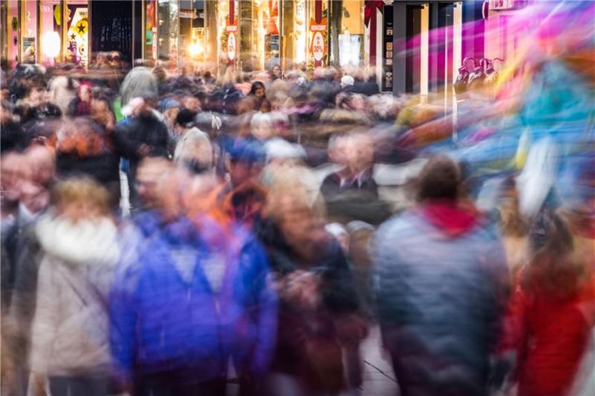 Inflation schnellt im Mai über Zwei-Prozent-Marke Passanten gehen über eine belebte Einkaufsmeile. Foto: Frank Rumpenhorst/Illustration