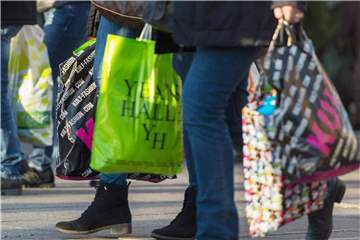 Passanten mit gefüllten Einkaufstüten in der Königstrasse in Stuttgart: Zusammen mit dem Arbeitsmarkt sorgt der private Konsum für ein konstantes Wirtschaftswachstum. Foto: Nikolai Huland