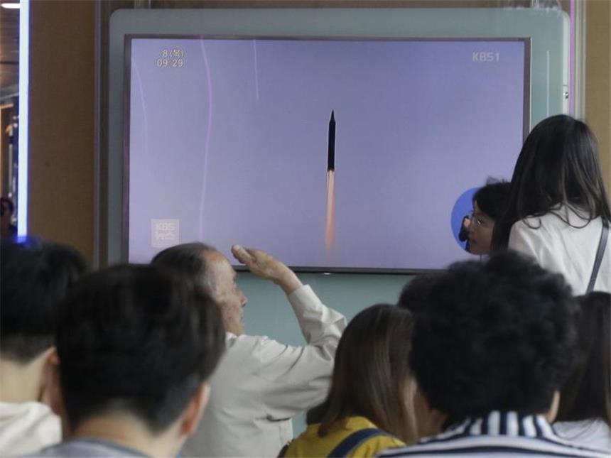 Nordkorea testet mehrere Marschflugkörper Passanten sehen in Seoul, in einer Bahn-Station Archivbilder einer von Nordkorea abgefeuerten Rakete. Nordkorea hat nach Angaben Südkoreas mehrere Marschflugkörper zu Testzwecken in Richtung offenes Meer abgefeuert. Foto: Ahn Young-Joon
