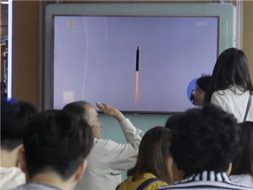 Passanten sehen in Seoul, in einer Bahn-Station Archivbilder einer von Nordkorea abgefeuerten Rakete. Nordkorea hat nach Angaben Südkoreas mehrere Marschflugkörper zu Testzwecken in Richtung offenes Meer abgefeuert. Foto: Ahn Young-Joon