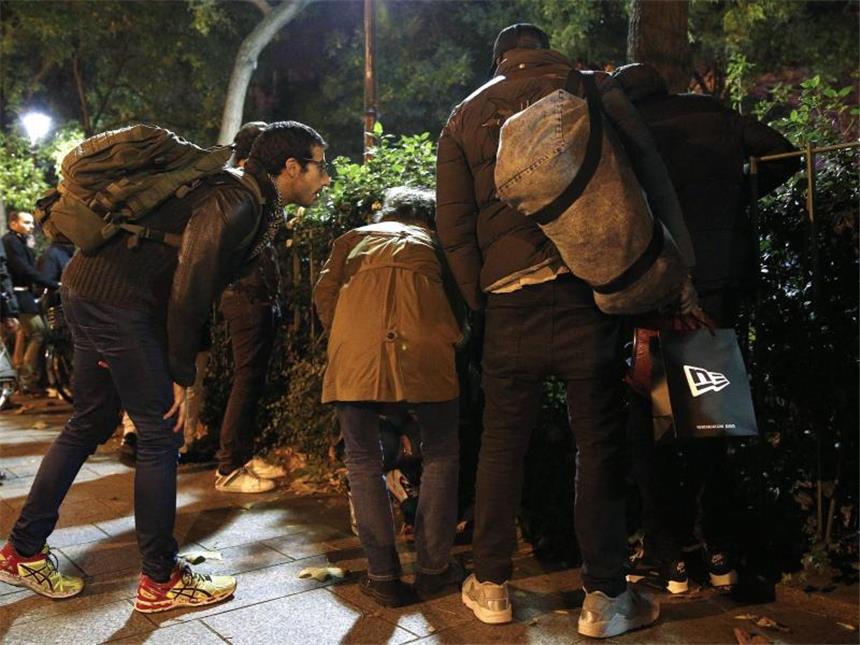 Frankreich steht unter Schock Passanten stehen in der Nähe der Konzerthalle «Bataclan» in Paris. Foto: Yoan Valat