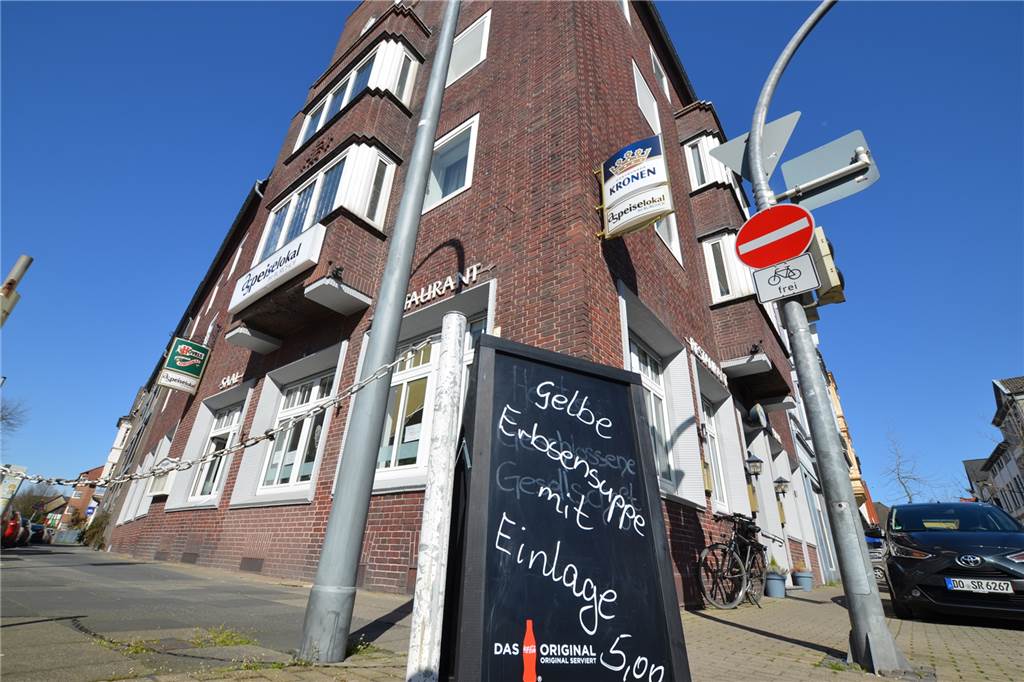 „ASpeiselokal im Burghof“: Inhaberin stemmt sich mit Mut und Leidenschaft gegen die Corona-Krise Passanten und Autofahrer erfahren an der Ecke Siegen-/Mengeder Straße von den aktuellen Tagesgerichten.