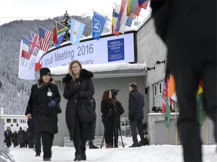 Passanten vor dem Kongresszentrum in Davos. Foto: Laurent Gillieron