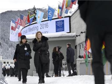 Passanten vor dem Kongresszentrum in Davos. Foto: Laurent Gillieron