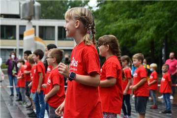 Passantinnen und Passaten bekamen am frühen Freitagnachmittag (6.8.) eine Zumba-Aufführung von rund 70 Kindern zu sehen.