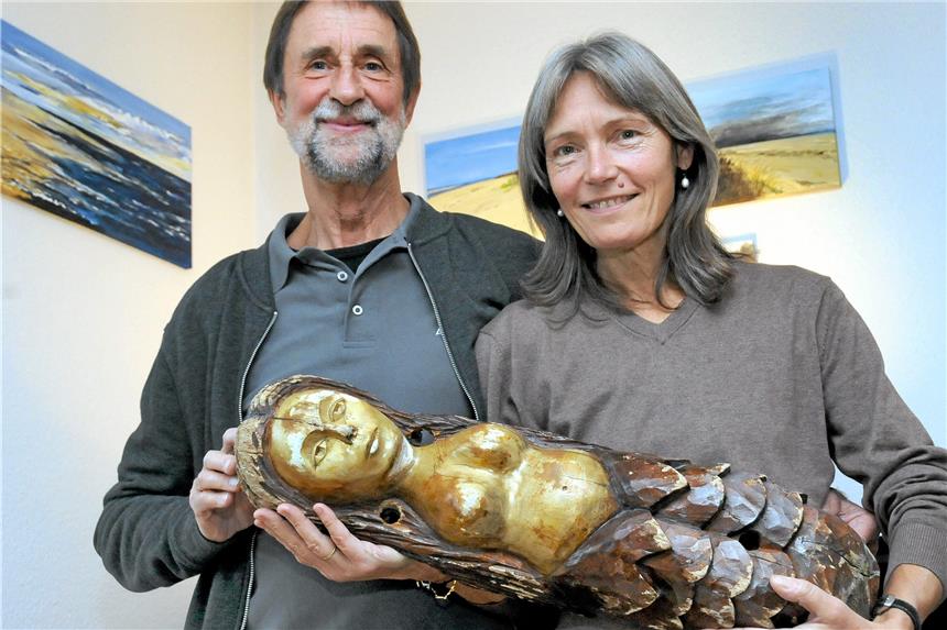 Schwerterin findet mysteriöse Galionsfigur am Strand Passend mit Nordseebildern geschmückt haben Volker und Monika Elm ihr Haus, in dem die Galionsfigur allerdings nur bis zum Mai ihre Bleibe hat. Danach wollen die Schwerter ihren Fund als Dauerleihgabe an das Inselmuseum Spiekeroog abgeben.RN-fotos (3) schmitz
