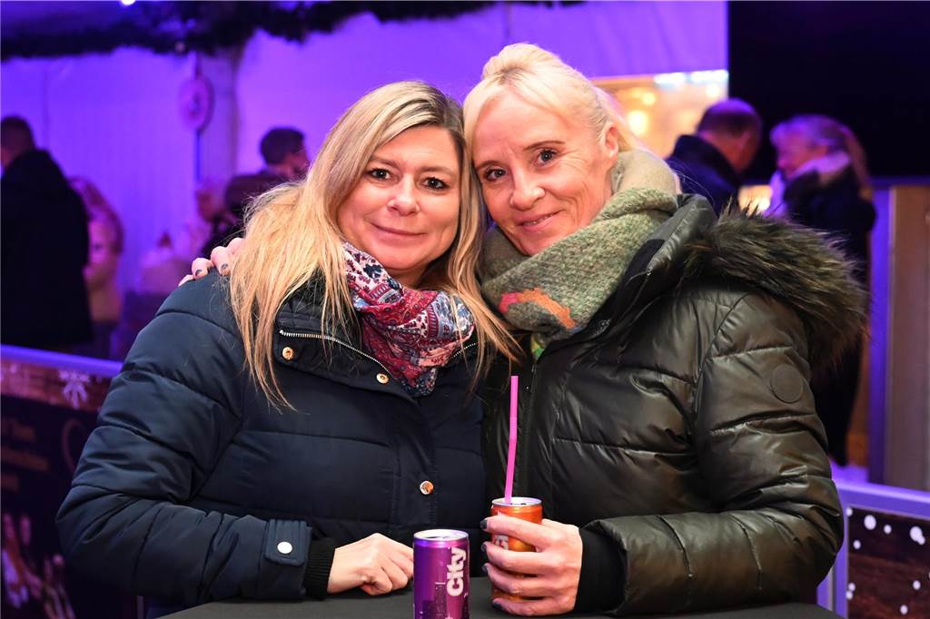 Passend zu den fallenden Temperaturen lockte der Winterzauber am ersten Wochenende viele Besucher an.
