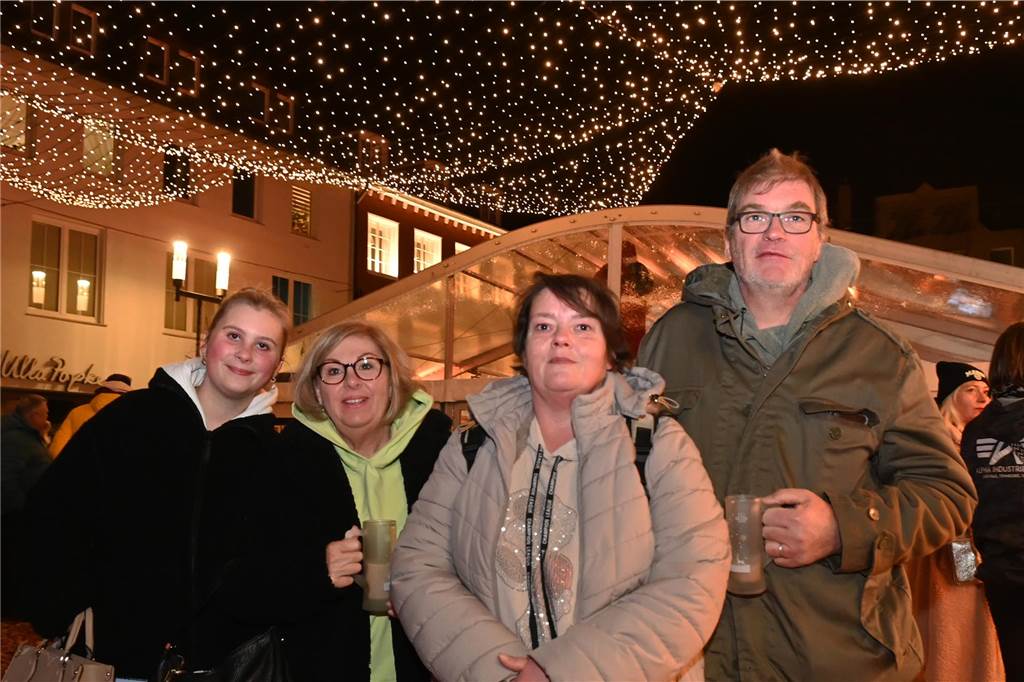 Passend zu den fallenden Temperaturen lockte der Winterzauber am ersten Wochenende viele Besucher an.