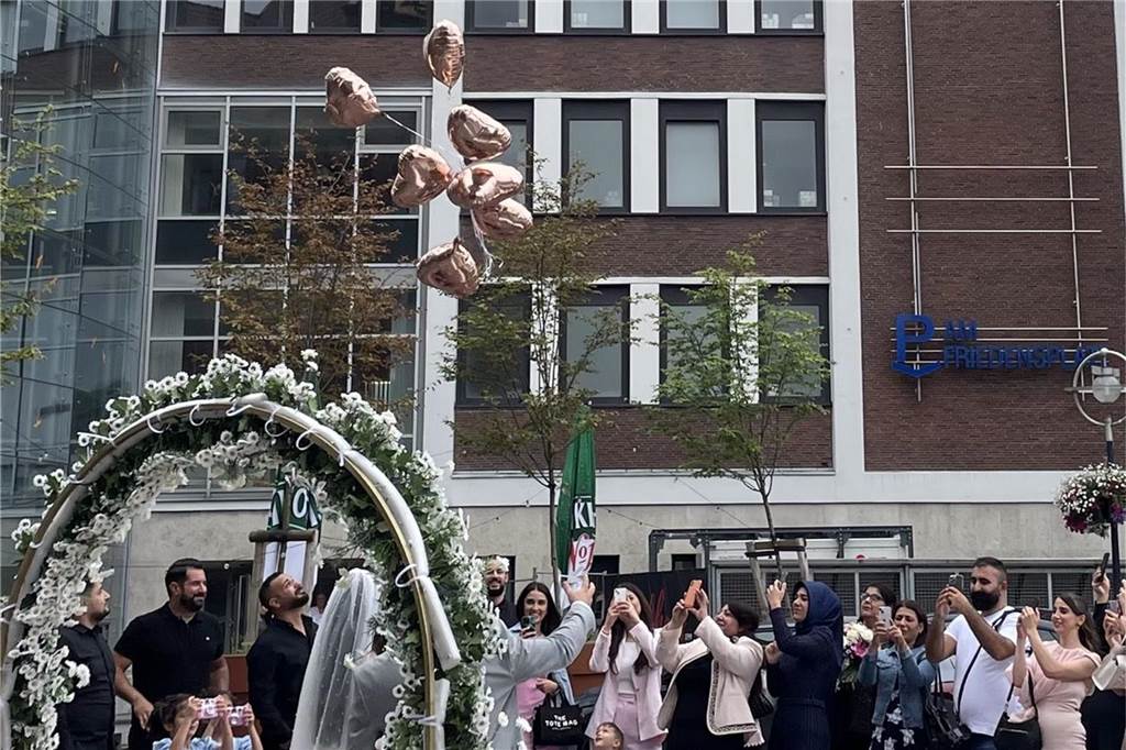 Antrag mit Heißluftballons: Furkan und Gökce haben geheiratet Das Brautpaar lässt auf dem Friedensplatz vor seinen Hochzeitsgästen Heliumballons steigen.
