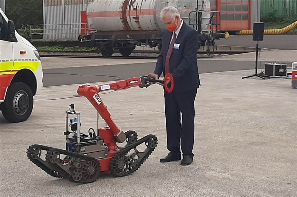 Feuerwehr Dortmund bekommt bald Hilfe von einem Roboter Passend zum Anlass übergab ein Roboter symbolisch einen überdimensionalen Schlüssel an DRZ-Vorstandsmitglied Thomas Straßmann.