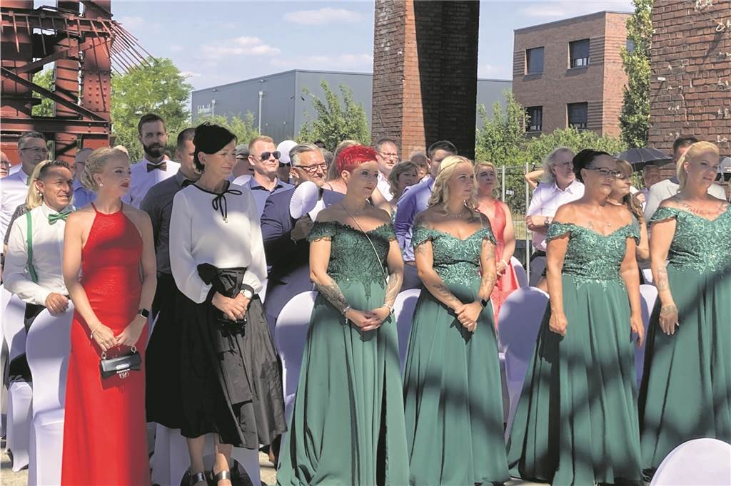 „Willkommen in meinem Leben“: Maik und Andreas heiraten auf Schlägel & Eisen in Herten Passend zum stylischen Outfit des Hochzeitspaars hat sich auch das Team des Salons „Pott-Schnitt“ in dunkelgrüne Roben gehüllt.