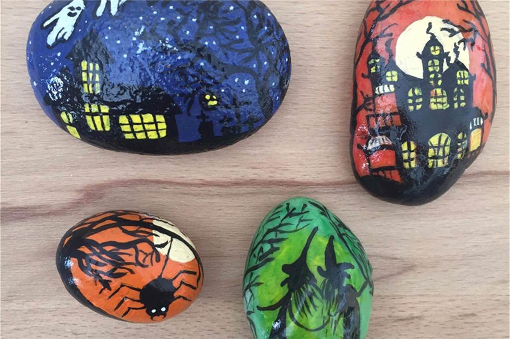 Wie kleine bunte Steine in Kirchhellen Freude verbreiten und wer dafür sorgt Passend zum Thema Halloween, hat Diana Ney viele Motive gemalt.