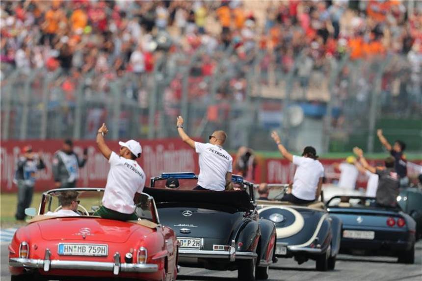 Vorerst Abschied der Formel 1 von Deutschland Passend zum vorerst letzten Formel-1-Rennen in Deutschland defilieren die Rennfahrer in Oldtimern auf dem Hockenheimring am Publikum vorbei. Foto: Jan Woitas