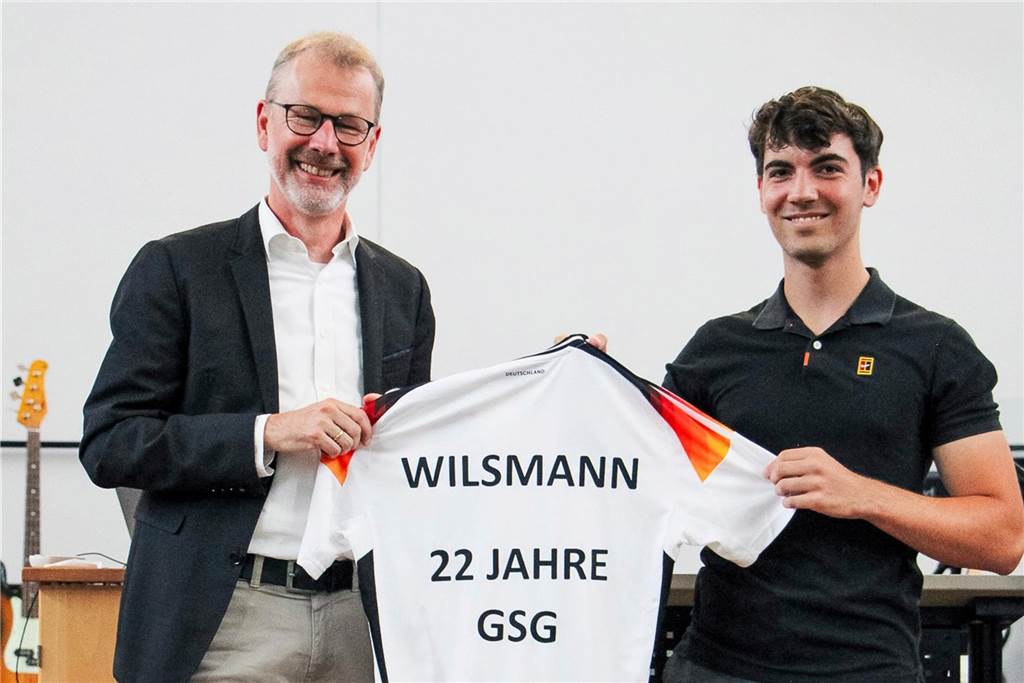 Jochen Wilsmann verlässt das Gymnasium: Schulleiter nimmt neue Herausforderung an Schulleiter erhält ein Trikot