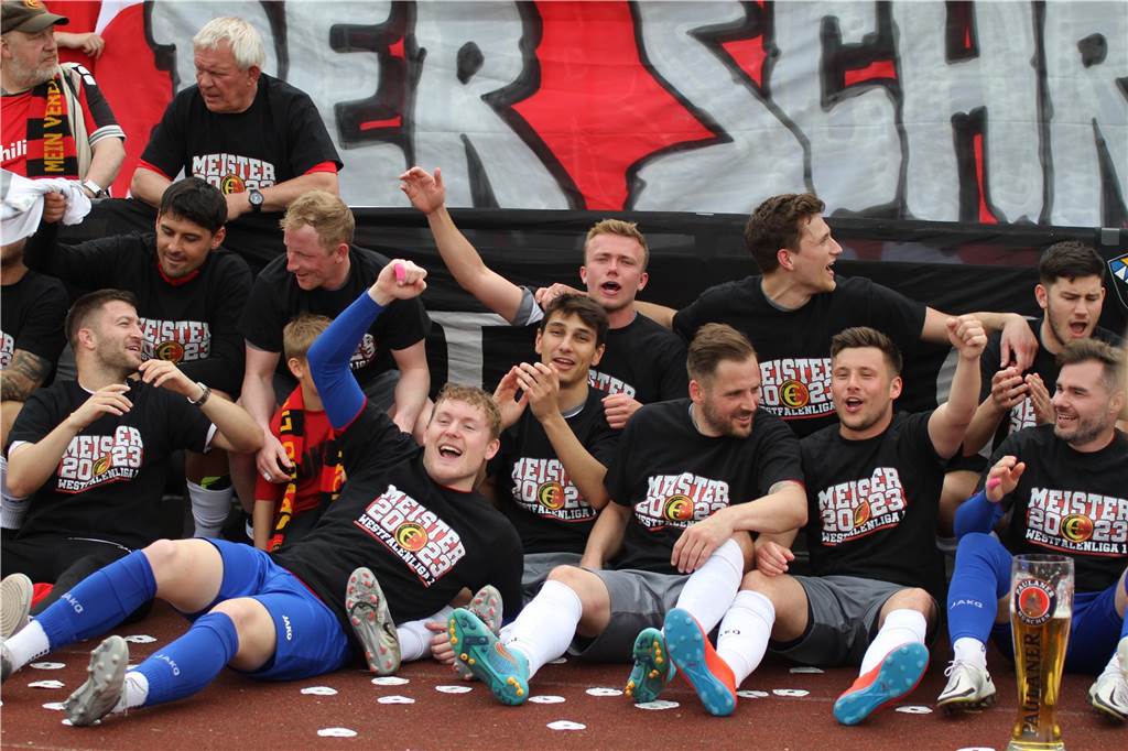 Drei Spieltage vor Schluss: Spvgg. Erkenschwick steigt nach Sieg in Nottuln in die Oberliga auf Passend zur Meisterschaft gab es auch Aufstiegs-Shirts.