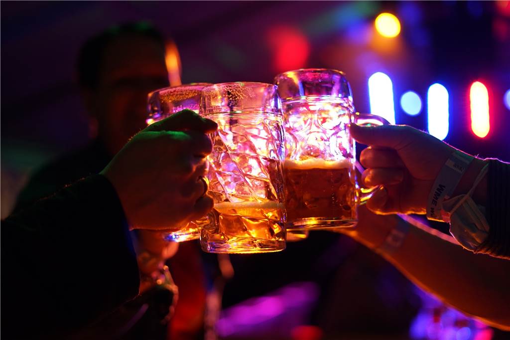 Herbstbiergarten macht es möglich: Feiern ohne Sorgen um Corona Passend zur Stimmung gibt es eine Kühle Maß Bier.