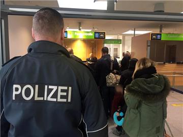 Passkontrolle am Dortmunder Flughafen: Ein Einsatzbereich der Bundespolizei.