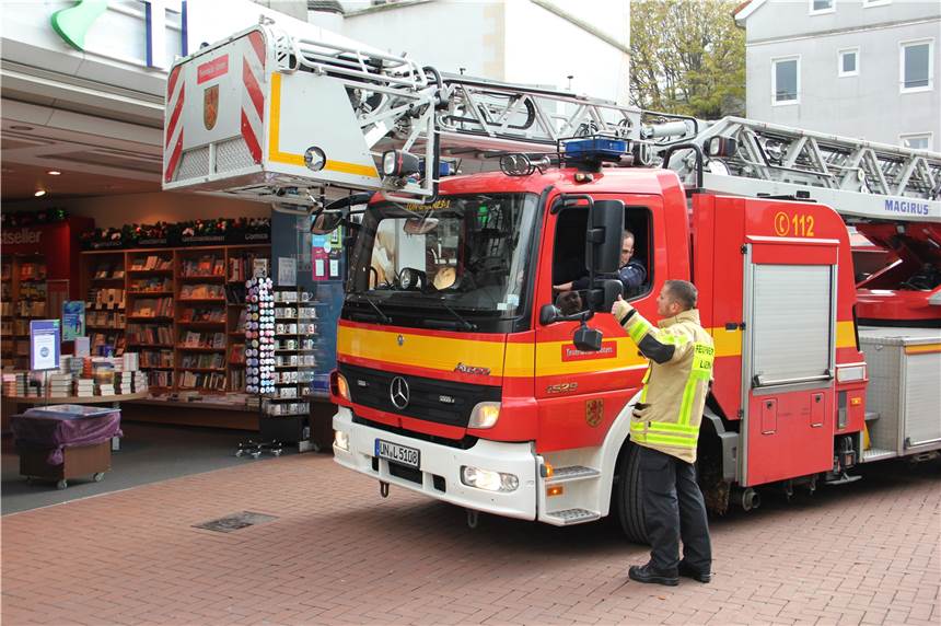 Passt alles? Michael Thiel, Einsatzplaner der Feuerwehr Lünen, dirigierte den Leiterwagen durch die Fußgängerzone. Sein Kollege, Ralf Stachowitz, steuerte das knapp 16 Tonnen schwere Einsatzfahrzeug.