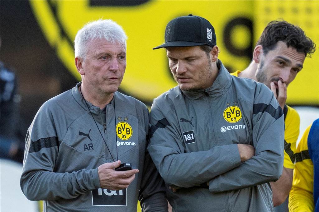 Armin Reutershahn und Edin Terzic sprechen miteinander.