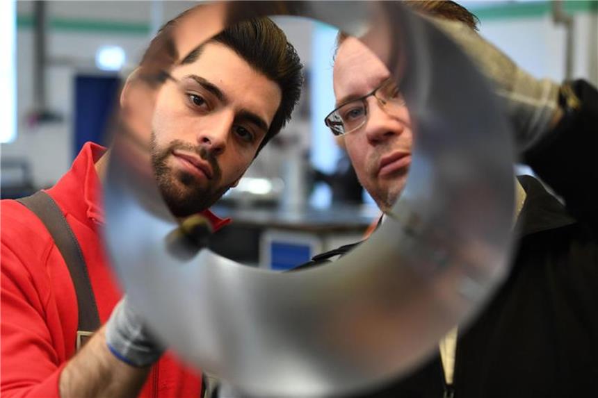 Wie werde ich Industrie-Isolierer/in? Passt das so? Azubi Oguzhan Akpinar(l) und Ausbildungsleiter Marc-André Kujau bei der Qualitätskontrolle. Foto: Carmen Jaspersen
