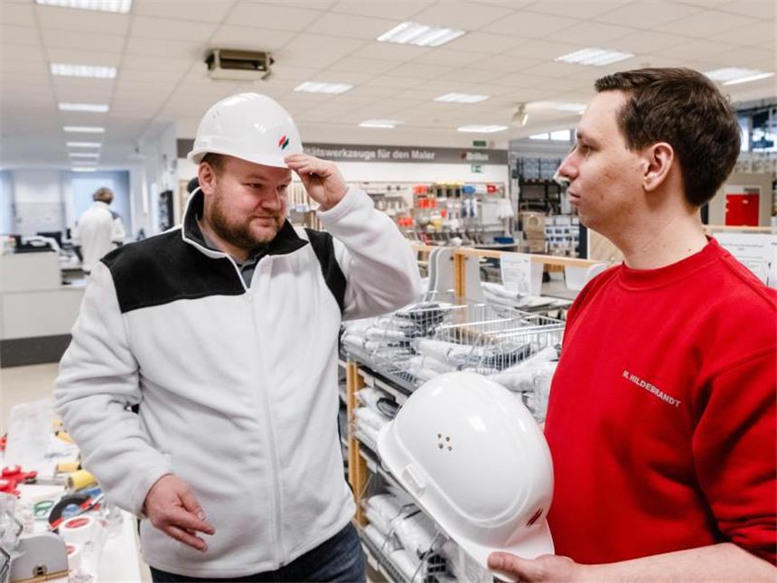Clevere Zwischenhändler: Kaufleute im Groß- und Außenhandel Passt der Helm? Was sind Vor- und Nachteile? Wer wie Mirco Hildebrandt (r) Groß- und Außenhandelskaufmann werden will, sollte sich gut überlegen, welche Branche ihn interessiert. Denn zu dem Job gehört es, sich in die jeweilige Produktpalette zu vertiefen. Hildebrandt arbeitet beim Farb- und Lackspezialisten Brillux. Foto: Markus Scholz