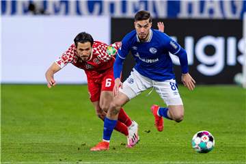 Passt genau ins „Raster“: Danny Latza (l.), hier im Trikot von Mainz 04 gegen Suat Serdar vom FC Schalke 04. 
