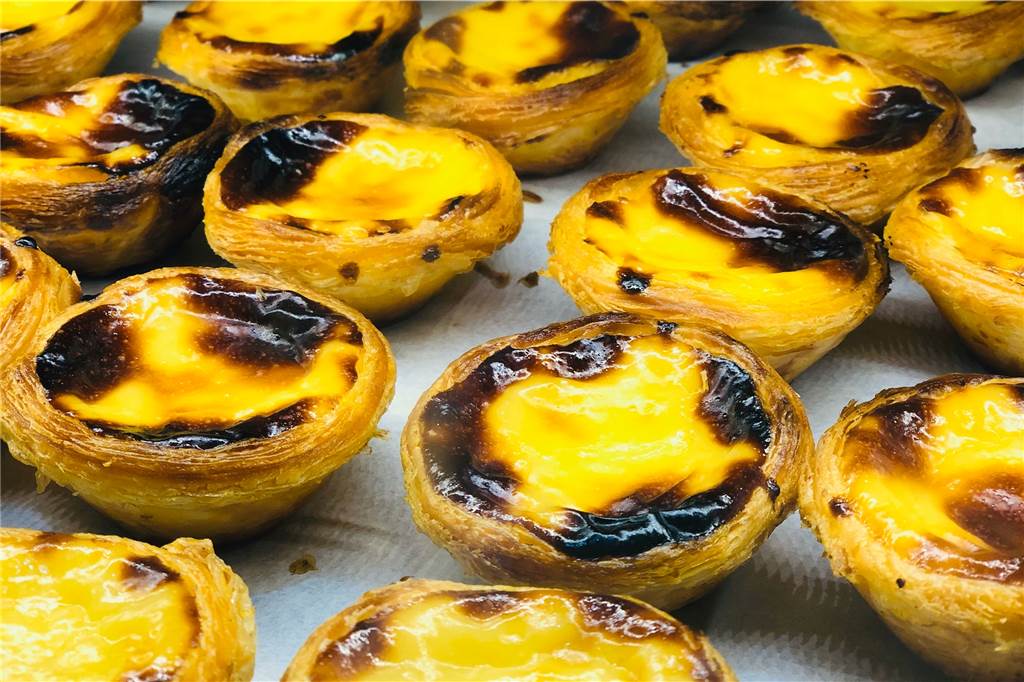 Pastel (in der Mehrzahl: Pastéis) de Nata sind Portugals bekannteste Süßigkeit.