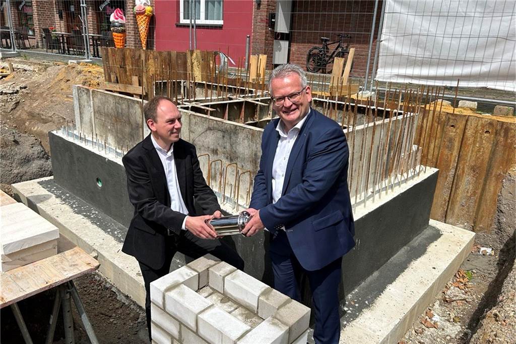 Ankündigung nach Haushaltsrede Pastor Fabian Tilling mit Bürgermeister Martin Tesing (v.l.) bei der Grundsteinlegung des Gemeinschaftshauses St. Martinus in Raesfeld. Eines der aktuell vielen Bauprojekte im Ort.