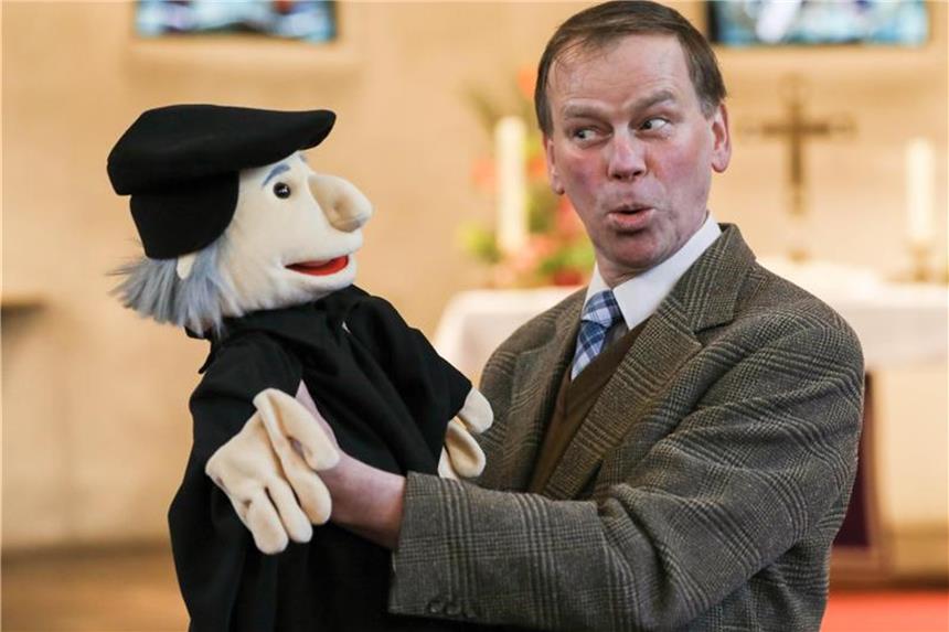 Blondinen-Witze von der Kanzel: Das Osterlachen Pastor Jörg Mosig in der Alt Hastedter Kirche mit einer Puppe, die Martin Luther darstellen soll. Foto: Mohssen Assanimoghaddam