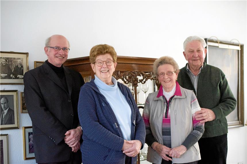 Ein Tuch für die Hostie und blaue Kommunionskleider Pastor Josef Leyer, Margret Fabry und Änne und Heinrich Gellenbeck (v.l.)