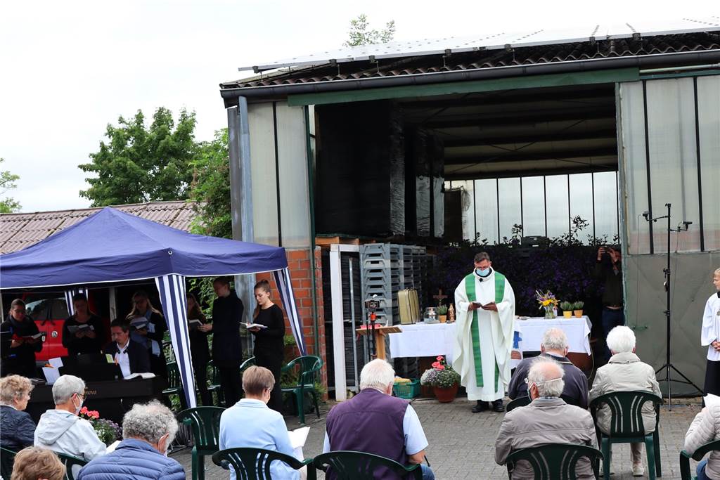 Gottesdienst im Grünen: Bunte Bilder und ein Koffer voller Gedanken Pastor Rüdiger nutzte, wie die Gemeinde, beim Singen eine Maske. Musikalisch gestaltet wurde der Gottesdienst von Kantor Dr. Hans-Jakob Gerlings und einigen jungen Frauen aus der Chorgemeinschaft St. Agatha.